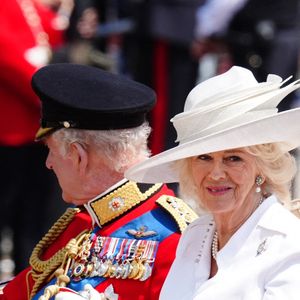 Le roi Charles III et la reine Camilla rentrent au palais de Buckingham après la cérémonie du drapeau dans le centre de Londres, alors que le roi Charles III célèbre son anniversaire officiel. Date de la photo : samedi 14 juin 2025. ... Cérémonie de remise des couleurs ... 14-06-2025 ... Londres ... UK ... Le crédit photo doit être lu comme suit : Aaron Chown/PA Wire. Numéro de référence unique : 80648642 ... Le crédit photo doit être lu comme suit : Aaron Chown/PA Wire
