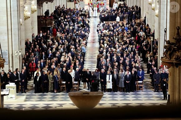 Brigitte Macron, Emmanuel Macron et Anne Hidalgo font leur entrée dans la cathédrale - Cérémonie de réouverture de la cathédrale Notre-Dame de Paris, le 7 décembre 2024. Joyau de l’art gothique, lieu de culte et de culture, symbole universel de la France et de son histoire, la cathédrale de Notre-Dame de Paris rouvre ses portes les 7 et 8 décembre, cinq ans après le terrible incendie qui l’avait ravagée le 15 avril 2019. 
© Dominique Jacovides / Bestimage