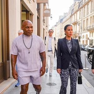 Exclusif - La légende de la boxe devenue podcasteur, Mike Tyson, et son épouse Lakiha Spicer ont été aperçus sortant de leur hôtel pour se rendre à l'aéroport de Paris, en France. Mike portait un ensemble court assorti, des mocassins et un chapelet autour du cou.
