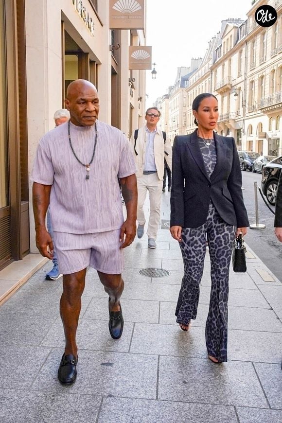 Exclusif - La légende de la boxe devenue podcasteur, Mike Tyson, et son épouse Lakiha Spicer ont été aperçus sortant de leur hôtel pour se rendre à l'aéroport de Paris, en France. Mike portait un ensemble court assorti, des mocassins et un chapelet autour du cou.