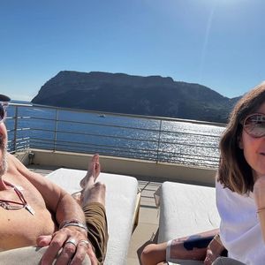 Sur les réseaux, Alexia Laroche-Joubert a publié une photo d'eux allongés sur un transat, face à la mer.

Capture Instagram d'Alexia Laroche-Joubert.