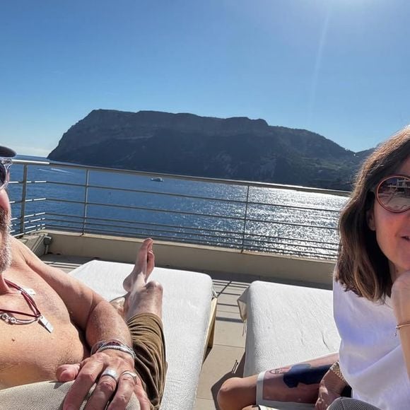 Sur les réseaux, Alexia Laroche-Joubert a publié une photo d'eux allongés sur un transat, face à la mer.

Capture Instagram d'Alexia Laroche-Joubert.