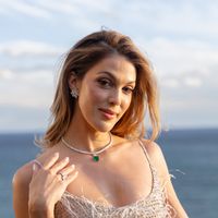 Pour ses vacances dans le sud de la France, Iris Mittenaere mise sur une formule originale : le confort d’une maison avec les services d’un hôtel
