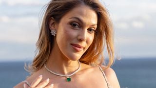 Pour ses vacances dans le sud de la France, Iris Mittenaere mise sur une formule originale : le confort d’une maison avec les services d’un hôtel