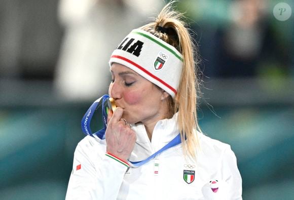 Ancienne championne de roller, elle s’est reconvertie avec succès au patinage de vitesse à l’adolescence.

Francesca Lollobrigida embrasse sa médaille lors de la cérémonie de remise des prix du 3000m féminin de patinage de vitesse aux Jeux Olympiques d'hiver de 2026 de Milan-Cortina à Milan, Italie, le 7 février 2026. Photo par Xinhua/ABACAPRESS.COM/Wu Wei)