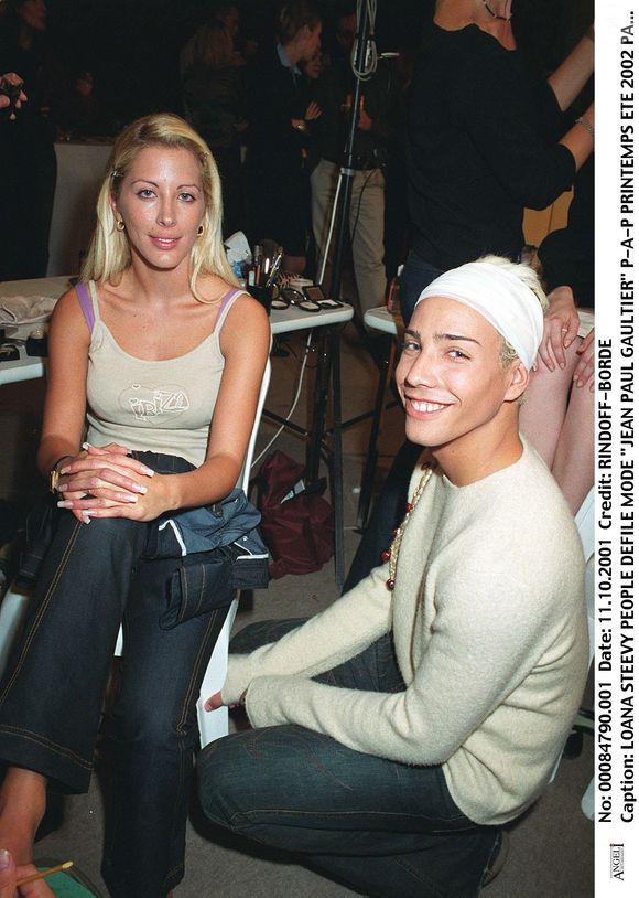 Ce jour-là, Loana a été retrouvée morte chez elle à l'âge de 48 ans

Loana et Steevy au défilé mode de Jean-Paul Gaultier à Paris. 
Crédit : RINDOFF-BORDE / BESTIMAGE