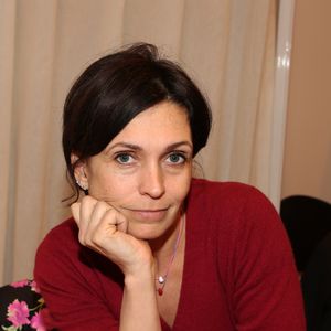Pour présenter ses modèles, il a choisi de réunir trois générations de sa famille, dont sa mère, sa demi-sœur Wilona et son grand-père Long Chris.

Adeline Blondieau lors du salon du livre de Paris le 17 Mars 2018 à la Porte de Versailles de Paris.
© Denis Guignebourg/Bestimage