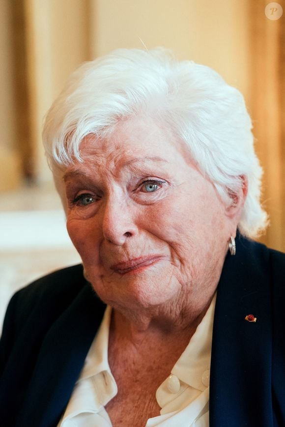La comédienne explique qu'il ne faut pas qu'elle y pense

Portrait en gros plan de Line Renaud en pleurs Lors de la réception au ministère de la Culture, Line Renaud a remis à la ministre la lettre par laquelle elle faisait don de ses archives à l'Etat. Certaines pièces ont été exposées dans des vitrines pour l'occasion à Paris, France, le 12 mai 2025. Photo par Alexis Jumeau/ABACAPRESS.COM