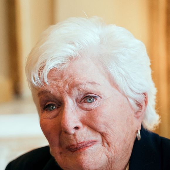 La comédienne explique qu'il ne faut pas qu'elle y pense

Portrait en gros plan de Line Renaud en pleurs Lors de la réception au ministère de la Culture, Line Renaud a remis à la ministre la lettre par laquelle elle faisait don de ses archives à l'Etat. Certaines pièces ont été exposées dans des vitrines pour l'occasion à Paris, France, le 12 mai 2025. Photo par Alexis Jumeau/ABACAPRESS.COM