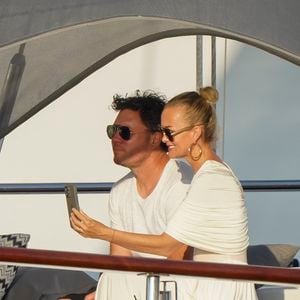 Exclusif - Après une balade en amoureux à Saint-Tropez, Laeticia Hallyday et son compagnon Frédéric Suant retournent sur leur yacht.
Le 16 juin 2025
