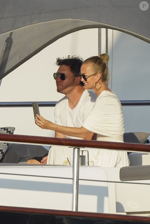 Exclusif - Après une balade en amoureux à Saint-Tropez, Laeticia Hallyday et son compagnon Frédéric Suant retournent sur leur yacht.
Le 16 juin 2025