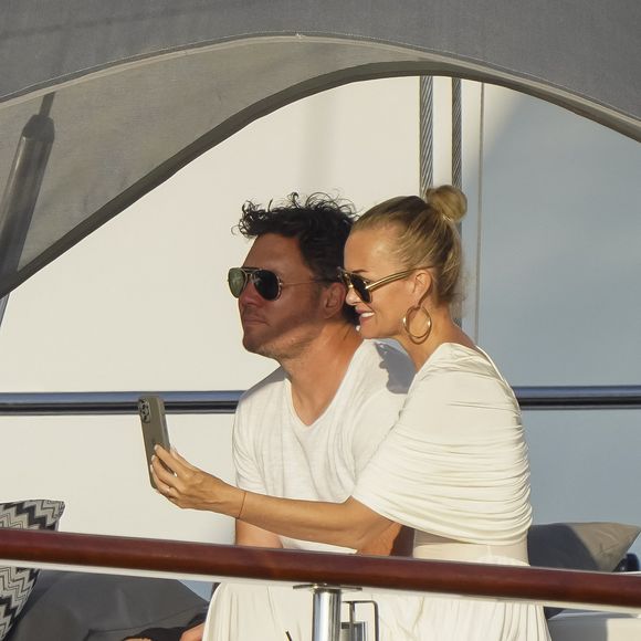 Exclusif - Après une balade en amoureux à Saint-Tropez, Laeticia Hallyday et son compagnon Frédéric Suant retournent sur leur yacht.
Le 16 juin 2025