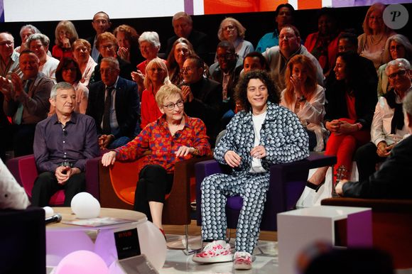 Exclusif - Roman Doduik et ses parents Véronique et Gérard lors de l'enregistrement de l'émission "Famille je vous aime" présentée par M. Drucker et qui sera diffusée le 13 juin 2025 sur France 3, aux Studios rive gauche à Paris, France, le 14 avril 2025. © Clovis-Gaffiot/Bestimage