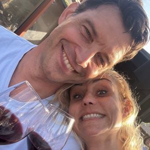 Avec son mari Bertrand Lacherie, elle y réunit toute sa tribu.

L'heure des vacances a sonné pour Élodie Gossuin, son mari Bertrand et leur quatre enfants
