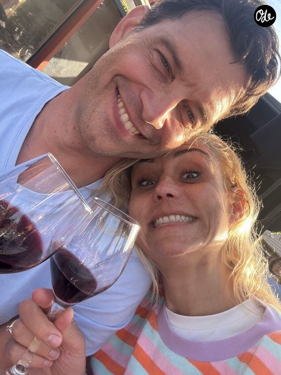 Avec son mari Bertrand Lacherie, elle y réunit toute sa tribu.

L'heure des vacances a sonné pour Élodie Gossuin, son mari Bertrand et leur quatre enfants