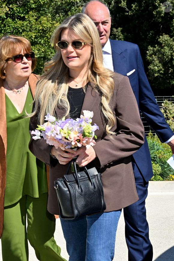 Camille Gottlieb, de son côté, a brillamment assorti une veste de tailleur marron avec un jean bleu très tendance et une jolie paire de talons.

Camille Gottlieb visite les nouveaux locaux de la SPA de Monaco. 

© Bruno Bebert/Bestimage