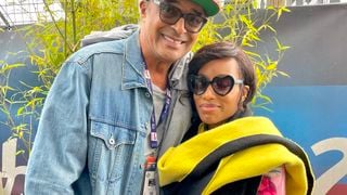 Yannick Noah aux anges : le chanteur apparaît tout sourire avec sa compagne Malika, de 31 ans sa cadette, et leur fille Keelani dans un décor magnifique