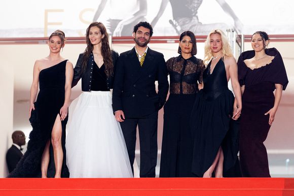 Carole Lambert, Marion Le Corroler, Sami Outalbali, Mara Taquinet, Kim Higelin (Bijoux Tasaki), Sonia Faidi - Montée des marches du film " Sanguine " lors du 79ème Festival International du Film de Cannes, le 14 mai 2026. © Olivier Borde / Bestimage
|B - Montée des marches du film " Sanguine " lors du 79ème Festival International du Film de Cannes