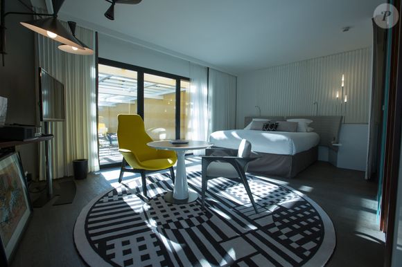 Pour une nuit dans cet hôtel, il faut compter minimum 400 euros.

Atmosphère à la Piscine Molitor le premier jour de la réouverture à Paris, France, le 19 mai 2014. Photo par Romain Boe/ABACAPRESS.COM