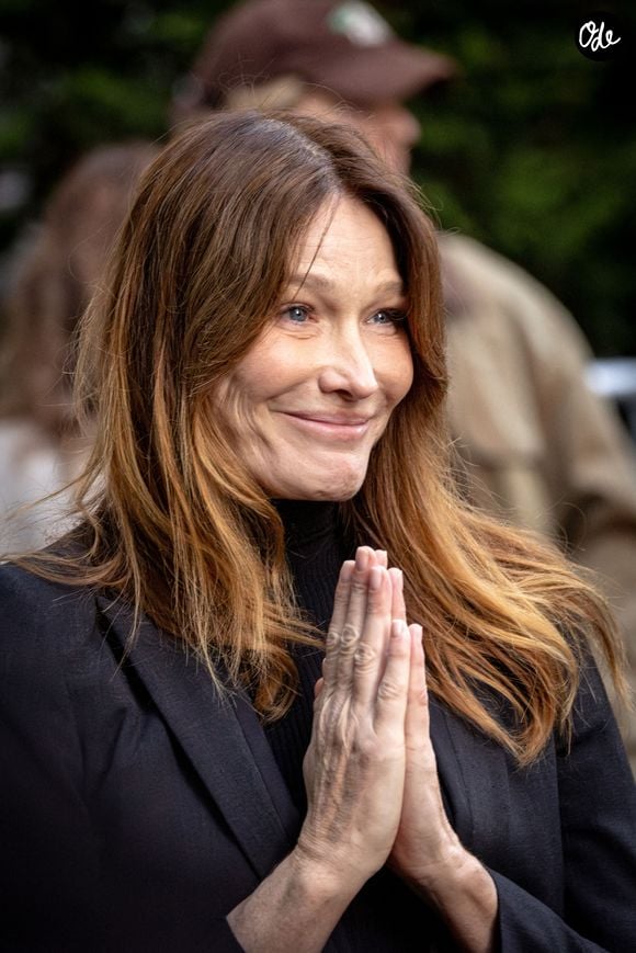Carla Bruni devant la résidence de Nicolas Sarkozy avant son départ pour la prison de La Santé, où il doit purger une peine de cinq ans de prison pour association de malfaiteurs. Paris, France, le 21 octobre 2025. Photo d’Alexis Jumeau/ABACAPRESS.COM