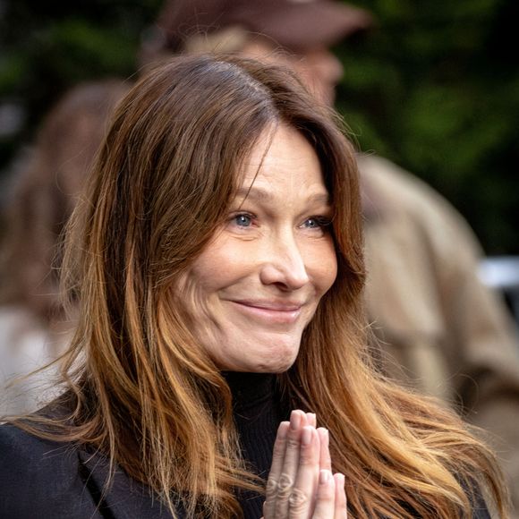 Carla Bruni devant la résidence de Nicolas Sarkozy avant son départ pour la prison de La Santé, où il doit purger une peine de cinq ans de prison pour association de malfaiteurs. Paris, France, le 21 octobre 2025. Photo d’Alexis Jumeau/ABACAPRESS.COM