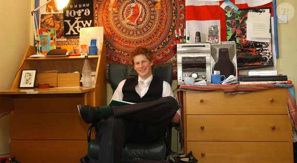 Photo d'archives du duc de Sussex à l'âge de 18 ans. Photo d'archives datée du 07/06/03 du prince Harry dans sa chambre au collège d'Eton. Kirsty Wigglesworth/PA Wire