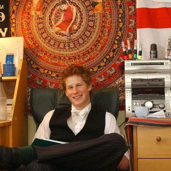 Photo d'archives du duc de Sussex à l'âge de 18 ans. Photo d'archives datée du 07/06/03 du prince Harry dans sa chambre au collège d'Eton. Kirsty Wigglesworth/PA Wire