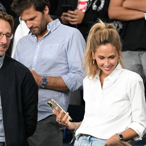 Enfin, Ophélie Meunier, dont l'une des émissions récurrentes vient d'être retirée des programmes de M6, s'est consolée (avec le sourire) auprès de son mari ! 

Mathieu Vergne et sa femme Ophélie Meunier - Célébrités dans les tribunes lors du match de qualification pour la Coupe du Monde 2026 entre la France et l'Islande (2-1) au Parc des Princes à Paris le 9 septembre 2025. © Lionel Urman/Bestimage