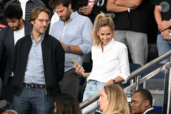 Enfin, Ophélie Meunier, dont l'une des émissions récurrentes vient d'être retirée des programmes de M6, s'est consolée (avec le sourire) auprès de son mari ! 

Mathieu Vergne et sa femme Ophélie Meunier - Célébrités dans les tribunes lors du match de qualification pour la Coupe du Monde 2026 entre la France et l'Islande (2-1) au Parc des Princes à Paris le 9 septembre 2025. © Lionel Urman/Bestimage