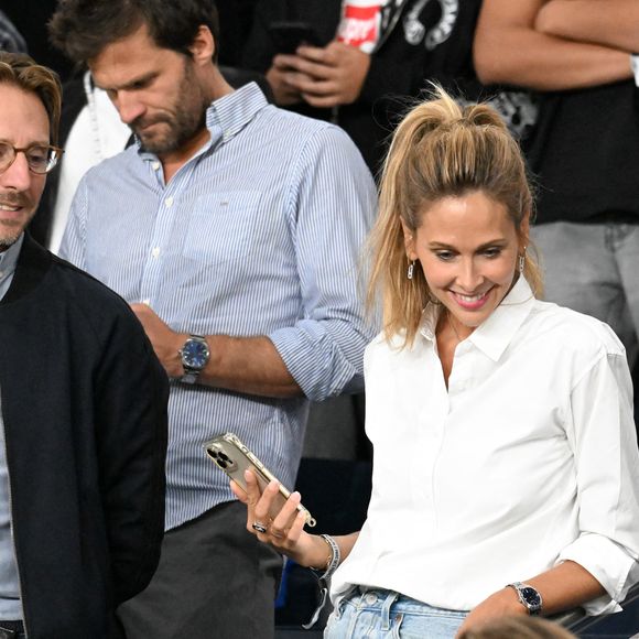 Enfin, Ophélie Meunier, dont l'une des émissions récurrentes vient d'être retirée des programmes de M6, s'est consolée (avec le sourire) auprès de son mari ! 

Mathieu Vergne et sa femme Ophélie Meunier - Célébrités dans les tribunes lors du match de qualification pour la Coupe du Monde 2026 entre la France et l'Islande (2-1) au Parc des Princes à Paris le 9 septembre 2025. © Lionel Urman/Bestimage