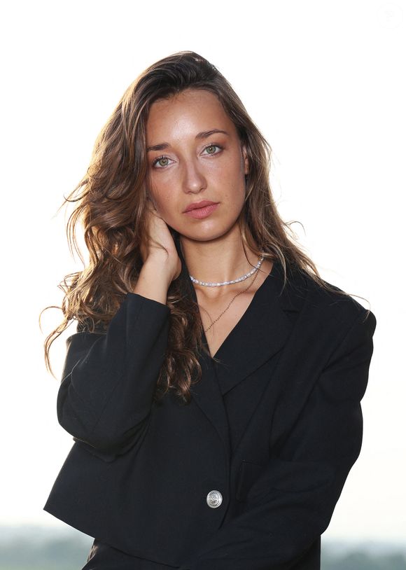 "Alors, je n'ai jamais monté de compagnie de théâtre, c’est marqué partout mais je n’ai jamais dit ça", a-t-elle clarifié pour nous durant l'interview.
Exclusif - Rendez-vous avec l'actrice Zoï Séverin ("Ici tout commence") à la tour Carbonnière à Saint-Laurent-d'Aigouze, le 3 août 2024.
© Denis Guignebourg / Bestimage