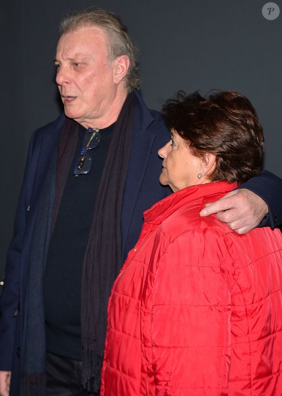 On lui avait demandée de rester dans l'ombre.

Herbert Léonard et sa femme Cléo (Chantal Rousselot) - Avant-première du film "Les dents, pipi et au lit" au cinéma UGC Ciné Cité Les Halles à Paris, France, le 27 mars 2018. © Veeren/Bestimage