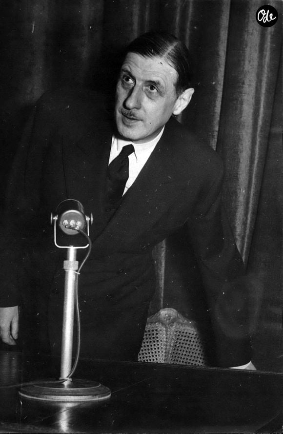 Le conseil départemental de la Haute-Marne a autorisé une offre de 1,5 million d’euros aux trois petits-fils du Général, qui possèdent actuellement la propriété.

9 décembre 1957 - Conférence de presse du général de Gaulle : Cet après-midi, une foule nombreuse a assisté à la conférence de presse du général de Gaulle, qui a donné des explications sur le « Rassemblement du peuple français » (R.P.F.) , son nouveau parti, à la Maison de la Résistance à Paris.  Le général de Gaulle (en costume civil) s'avance vers les micros avant son discours.  (Crédit photo : © Keystone Press Agency/ZUMA Press Wire)