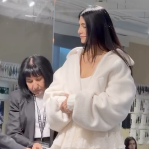 Sur une autre vidéo, une femme, qui est probablement enseignantes au sein de l'Université de Los Angeles, présente aux invités le look imaginé de toutes pièces par Jade Hallyday.

Capture d'écran de la story Instagram de Jade Hallyday.