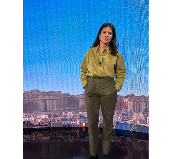 Une chemise pistache et un pantalon câpre signé Longchamp.

Apolline de Malherbe sublime en vert pistache.