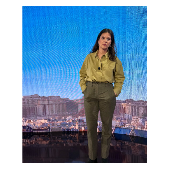 Une chemise pistache et un pantalon câpre signé Longchamp.

Apolline de Malherbe sublime en vert pistache.