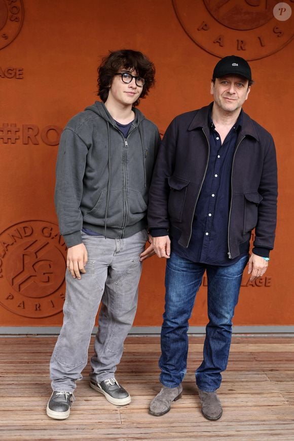 Jonathan Zaccaï et son fils Joseph au village lors des Internationaux de France de Tennis de Roland Garros 2025, à Paris, France, le 4 Juin 2025. © Jacovides-Moreau/Bestimage