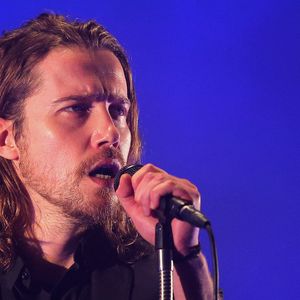 Le chanteur français Julien Doré se produit en concert à Bordeaux, en France, le 28 mars 2015, dans le cadre de sa tournée "Love Tour". Photo de Patrick Bernard-Quentin Salinier/Abaca