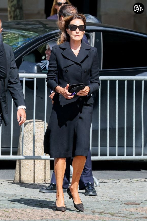 Carla Bruni - Arrivées aux obsèques de Mathilde Favier en l'église Saint-Sulpice à Paris, le 31 aout 2026. © Dominique Jacovides-Cyril Moreau/Bestimage
