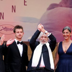 Il a présenté sa réalisation "L'Homme qui a vu l'ours qui a vu l'homme" en séance spéciale

Louis-Do de Lencquesaing, Timi-Joy Marbot, Pierre Richard et sa femme Ceyla Lacerda - Montée des marches du film « La venue de l’avenir » lors du 78ème Festival International du Film de Cannes, au Palais des Festivals à Cannes. Le 22 mai 2025
© Jacovides-Moreau / Bestimage