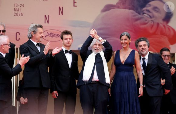 Il a présenté sa réalisation "L'Homme qui a vu l'ours qui a vu l'homme" en séance spéciale

Louis-Do de Lencquesaing, Timi-Joy Marbot, Pierre Richard et sa femme Ceyla Lacerda - Montée des marches du film « La venue de l’avenir » lors du 78ème Festival International du Film de Cannes, au Palais des Festivals à Cannes. Le 22 mai 2025
© Jacovides-Moreau / Bestimage