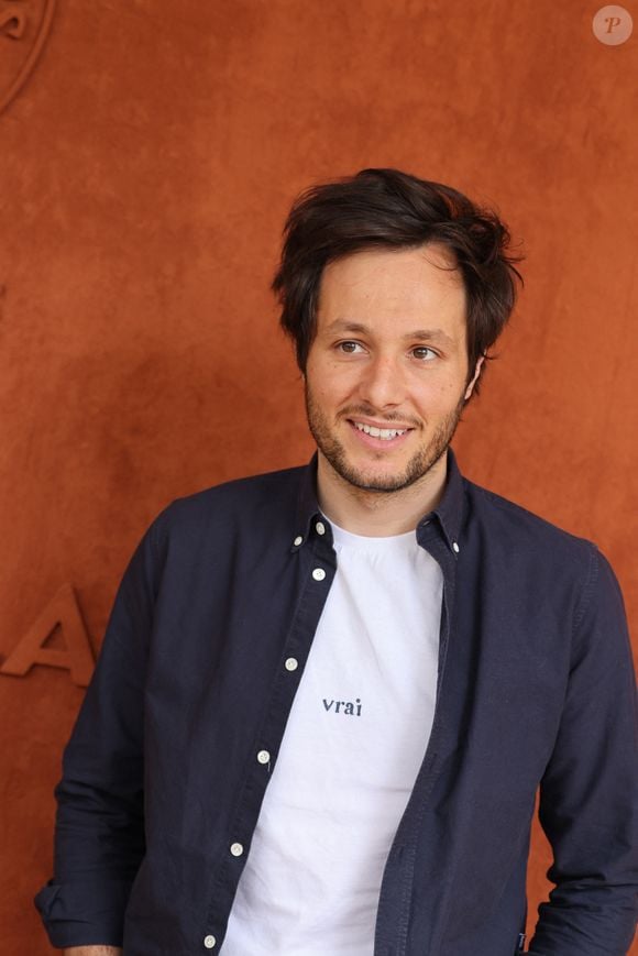Malgré son isolement, il a accepté de participer à des événements spéciaux, dont les concerts de Lara Fabian, Jean-Louis Aubert et Les Enfoirés.

 Le chanteur Vianney (Vianney Bureau) au village (jour 12) lors des Internationaux de France de Tennis de Roland Garros 2022 à Paris, France, le 2 juin 2022. © Dominique Jacovides/Bestimage