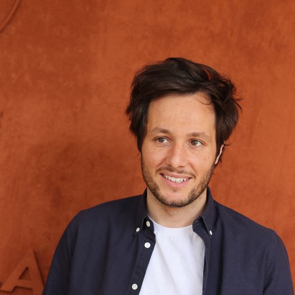 Malgré son isolement, il a accepté de participer à des événements spéciaux, dont les concerts de Lara Fabian, Jean-Louis Aubert et Les Enfoirés.

 Le chanteur Vianney (Vianney Bureau) au village (jour 12) lors des Internationaux de France de Tennis de Roland Garros 2022 à Paris, France, le 2 juin 2022. © Dominique Jacovides/Bestimage