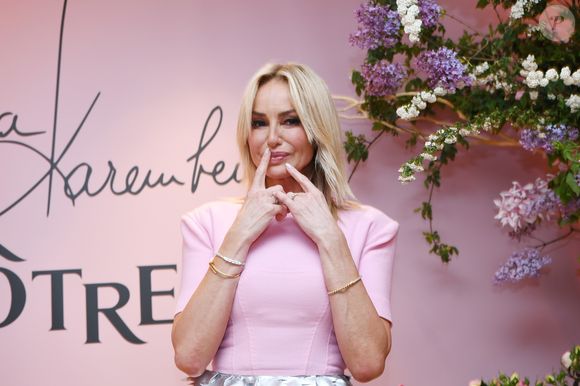 Adriana Karembeu - A l'occasion de la fête des Mères, Adriana Karembeu et Lenôtre s'associent pour créer l'entremets "Nina" au Pré Catelan à Paris le 29 avril 2025.
Cette création à quatre mains est le fruit d'une complicité artistique entre Adriana Karembeu, icône internationale de la mode, ambassadrice engagée, maman au grand cœur et Étienne Leroy Chef Patissier Lenôtre el Champion du Monde de la Pâtisserie.
Pensé comme une rose à offrir, l'entremets « Nina » est symbole de tendresse, de lien et de partage. Cette co-création soutient la Croix-Rouge française, 5% des bénéfices seront reversés à l'association, auprès de laquelle Adriana Karembeu est ambassadrice depuis plus de 25 ans. © Rachid Bellak/Bestimage
