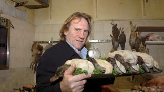 Gérard Depardieu vient de vendre sa somptueuse demeure dans un quartier prestigieux de Paris pour plusieurs millions d’euros, avec piscine intérieure et cuisine professionnelle