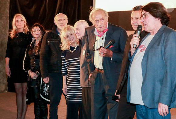 Mais ce vendredi 2 mai, il n'est plus. À la veille de ses 80 ans, Jean-François Davy est mort. 
Christelle Bardet, Angélique Litzenburger, Rufus, Mylène Demongeot, Rémy Julienne, Venantino Venantini, Laurent Gerra et Jean-François Davy - Avant-première du film "Vive la crise !" au cinéma Max Linder à Paris, France, le 2 mai 2017.
