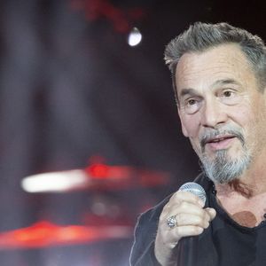 Exclusif - Florent Pagny lors de l'enregistrement de l'émission "L'anniversaire secret" à Paris. Le 7 novembre 2023
© Cyril Moreau / Bestimage
Dans ce show musical inédit, une énorme surprise a été créée dans le plus grand secret, pour célébrer les 30 ans de succès de Pascal Obispo, sans qu’il ne soit au courant de quoi que ce soit !
Pensant participer à une émission de variétés, Pascal Obispo a été invité par Nagui pour présenter son dernier single…
Sauf qu’en arrivant sur le plateau, plus de 600 personnes l’attendaient… et c’est à ce moment que la soirée démarre…Étonné de se retrouver seul en plateau sans animateur, il va comprendre rapidement que rien ne se passe comme prévu ! 
« Son » groupe de musiciens et de choristes installés sur scène, et les premières notes de musique résonnent.  L’arrivée de Zazie, son amie de longue date, lui révèle la supercherie : beaucoup de musiques, beaucoup de surprises et beaucoup d’émotions !
Au programme, ses plus grands succès et ceux composés pour ses nombreux amis artistes au cours des 30 dernières années consacrées à la musique. 
Une soirée chargée d’émotions et de souvenirs inoubliables puisque Pascal Obispo va découvrir au fur et à mesure de la soirée tous les artistes venus lui fêter son anniversaire.
Avec son piano ou sa guitare jamais très loin, il va interpréter pendant plus de deux heures ses plus grands succès. Cet anniversaire lui réserve d'excellents moments de partages, de rires, de larmes et de souvenirs pour marquer ses 30 ans d’une incroyable carrière.
Le Vendredi 24 novembre à 21h10 sur France 3, venez chanter ses plus grands succès ou les titres composés pour d’autres artistes, ceux qui ont jalonné ses 30 ans de dévouement à la musique : de Ma liberté de penser à Plus que tout au monde en passant par Tomber pour elle, 1980 mais aussi Allumer le feu, L'envie d'aimer, Zen, ou Savoir aimer. 
Chaque chanson sera un voyage dans le temps pour vous rappeler pourquoi vous êtes tombés amoureux de sa musique.
Cette soirée est une énorme surprise qui la rend mémorable…