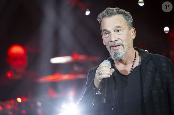 Exclusif - Florent Pagny lors de l'enregistrement de l'émission "L'anniversaire secret" à Paris. Le 7 novembre 2023
© Cyril Moreau / Bestimage
Dans ce show musical inédit, une énorme surprise a été créée dans le plus grand secret, pour célébrer les 30 ans de succès de Pascal Obispo, sans qu’il ne soit au courant de quoi que ce soit !
Pensant participer à une émission de variétés, Pascal Obispo a été invité par Nagui pour présenter son dernier single…
Sauf qu’en arrivant sur le plateau, plus de 600 personnes l’attendaient… et c’est à ce moment que la soirée démarre…Étonné de se retrouver seul en plateau sans animateur, il va comprendre rapidement que rien ne se passe comme prévu ! 
« Son » groupe de musiciens et de choristes installés sur scène, et les premières notes de musique résonnent.  L’arrivée de Zazie, son amie de longue date, lui révèle la supercherie : beaucoup de musiques, beaucoup de surprises et beaucoup d’émotions !
Au programme, ses plus grands succès et ceux composés pour ses nombreux amis artistes au cours des 30 dernières années consacrées à la musique. 
Une soirée chargée d’émotions et de souvenirs inoubliables puisque Pascal Obispo va découvrir au fur et à mesure de la soirée tous les artistes venus lui fêter son anniversaire.
Avec son piano ou sa guitare jamais très loin, il va interpréter pendant plus de deux heures ses plus grands succès. Cet anniversaire lui réserve d'excellents moments de partages, de rires, de larmes et de souvenirs pour marquer ses 30 ans d’une incroyable carrière.
Le Vendredi 24 novembre à 21h10 sur France 3, venez chanter ses plus grands succès ou les titres composés pour d’autres artistes, ceux qui ont jalonné ses 30 ans de dévouement à la musique : de Ma liberté de penser à Plus que tout au monde en passant par Tomber pour elle, 1980 mais aussi Allumer le feu, L'envie d'aimer, Zen, ou Savoir aimer. 
Chaque chanson sera un voyage dans le temps pour vous rappeler pourquoi vous êtes tombés amoureux de sa musique.
Cette soirée est une énorme surprise qui la rend mémorable…