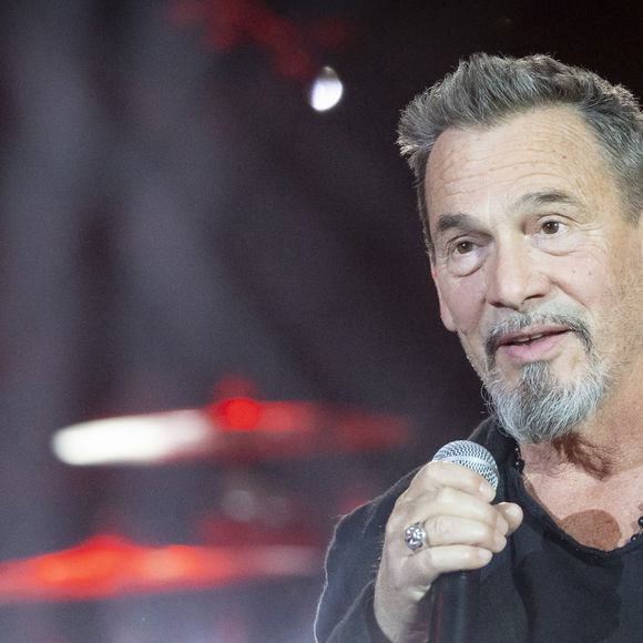 Exclusif - Florent Pagny lors de l'enregistrement de l'émission "L'anniversaire secret" à Paris. Le 7 novembre 2023
© Cyril Moreau / Bestimage
Dans ce show musical inédit, une énorme surprise a été créée dans le plus grand secret, pour célébrer les 30 ans de succès de Pascal Obispo, sans qu’il ne soit au courant de quoi que ce soit !
Pensant participer à une émission de variétés, Pascal Obispo a été invité par Nagui pour présenter son dernier single…
Sauf qu’en arrivant sur le plateau, plus de 600 personnes l’attendaient… et c’est à ce moment que la soirée démarre…Étonné de se retrouver seul en plateau sans animateur, il va comprendre rapidement que rien ne se passe comme prévu ! 
« Son » groupe de musiciens et de choristes installés sur scène, et les premières notes de musique résonnent.  L’arrivée de Zazie, son amie de longue date, lui révèle la supercherie : beaucoup de musiques, beaucoup de surprises et beaucoup d’émotions !
Au programme, ses plus grands succès et ceux composés pour ses nombreux amis artistes au cours des 30 dernières années consacrées à la musique. 
Une soirée chargée d’émotions et de souvenirs inoubliables puisque Pascal Obispo va découvrir au fur et à mesure de la soirée tous les artistes venus lui fêter son anniversaire.
Avec son piano ou sa guitare jamais très loin, il va interpréter pendant plus de deux heures ses plus grands succès. Cet anniversaire lui réserve d'excellents moments de partages, de rires, de larmes et de souvenirs pour marquer ses 30 ans d’une incroyable carrière.
Le Vendredi 24 novembre à 21h10 sur France 3, venez chanter ses plus grands succès ou les titres composés pour d’autres artistes, ceux qui ont jalonné ses 30 ans de dévouement à la musique : de Ma liberté de penser à Plus que tout au monde en passant par Tomber pour elle, 1980 mais aussi Allumer le feu, L'envie d'aimer, Zen, ou Savoir aimer. 
Chaque chanson sera un voyage dans le temps pour vous rappeler pourquoi vous êtes tombés amoureux de sa musique.
Cette soirée est une énorme surprise qui la rend mémorable…