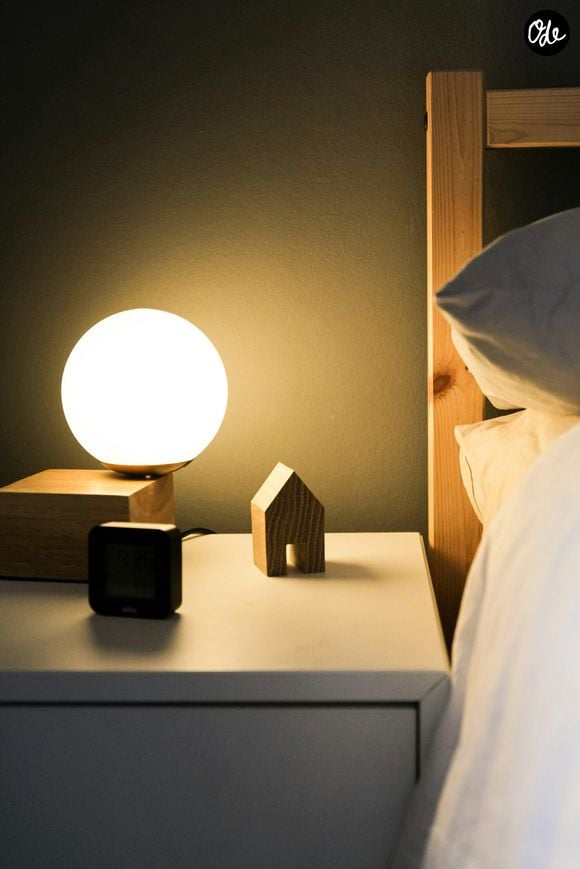 La vraie leçon est de ne pas juger trop vite ces petits rituels, tout en veillant à ce que la lumière ne nuise pas à la qualité du sommeil.

Photo : beazy